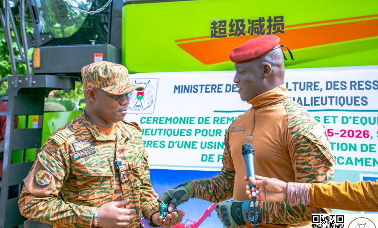 Le Président du Faso, Chef de l’État, le Capitaine Ibrahim TRAORÉ remettant les clés des engins au ministre d’État, ministre de l’Agriculture, des Ressources animales et halieutiques, le Commandant Ismaël SOMBIÉ