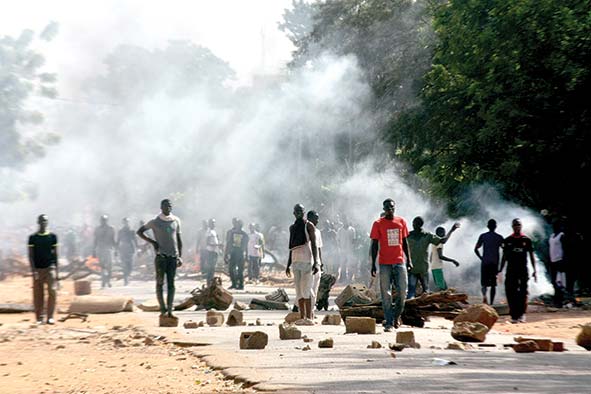 Avec des spatules en mains, en scandant des slogans hostiles au pouvoir, des centaines de femmes des partis politiques et des organisations de la société civile, opposées à une modification de l’article 37 de la Constitution burkinabè, ont marché pour demander le retrait du projet de loi du Gouvernement. «Nous avons besoin simplement de dire aujourd’hui au président Compaoré que nous le respectons toujours, en tant que président, mais nous ne sommes pas d’accord avec lui. Et les spatules aujourd’hui sont un avertissement», a affirmé Juliette Congo, 2e vice-présidente de la fédération du Centre du Mouvement du peuple pour le progrès (Mpp). Ce sont les femmes qui ont donné le ton à la grande manifestation du 30 octobre dernier.
