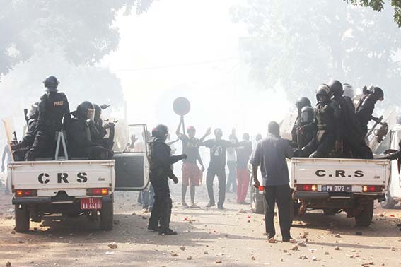 Affrontements entre Crs et manifestants. De nombreux blessés