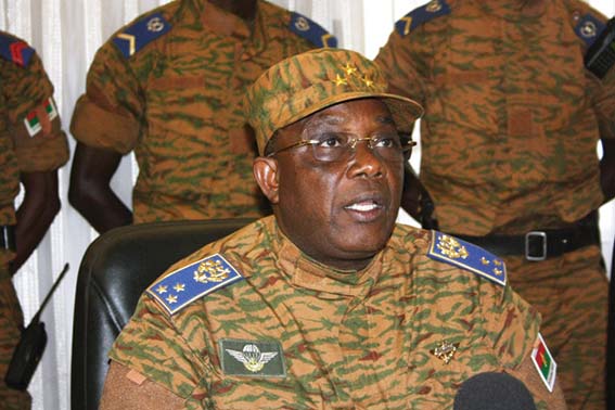 La déclaration de l’armée vient de se faire devant siège de l’état-major : «Le général Traoré, l’actuel chef d’état-major, s’engage à accompagner le processus de transition démocratique» espéré par les partis d’opposition et par la société civile. L’armée s’associe donc aux manifestants pour garantir cette transition qui devrait conduire à de nouvelles élections prochainement.