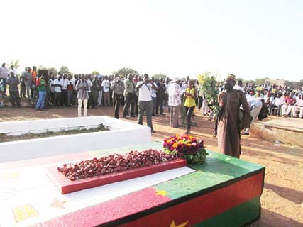 Ce mordu de la révolution sankariste tenait à déposer sa gerbe de fleurs sur la tombe de l’ancien président. (DR)