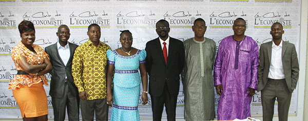 Pendant une heure, Me Sankara a répondu sans détour aux questions du Club de L’Economiste du Faso. La photo de famille a mis fin à l’entretien. (YS)