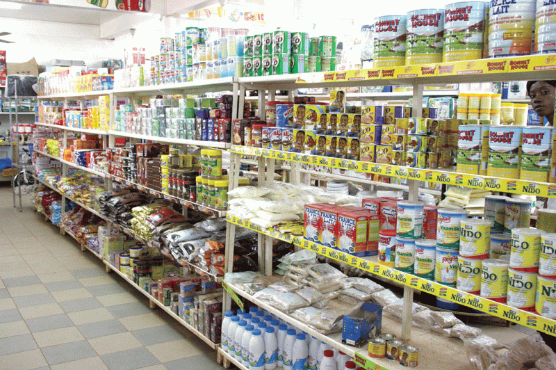 Biscuits, chocolats, laits, bonbons, jus, huiles, sel, poissons, produits carnés et autres sur le marché ne sont pas tous sûrs. Le Lnsp conseille au consommateur de vérifier des choses comme l’identité du produit et sa description exacte, le pays d’origine, la date de fabrication ou d’emballage, la date limite de consommation, le numéro de lot, etc. (Ph.: Yvan SAMA)