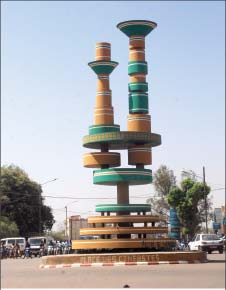 Le rendez-vous de Ouagadougou est très important parce que c’est l’un des rares endroits où tous les deux ans on peut venir découvrir l’Afrique sous toutes ses facettes, avec plus de 130 films issus de toutes les régions de l’Afrique et de sa diaspora. Le Fespaco, à l’image de cette place des cinéastes (inaugurée en mars 1987), est devenu un lieu de rencontres, un lieu de dialogue pour toute l’Afrique, sous ses multiples facettes. (MK)