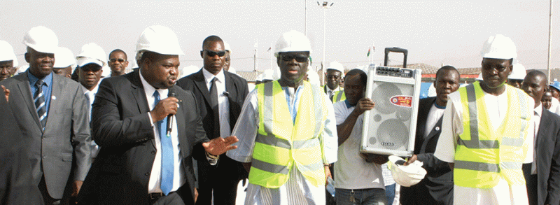 C’est le président de la Transition, Michel Kafando, qui a procédé à l’inauguration de la cimenterie. Il a exhorté les promoteurs du projet, Inoussa Kanazoé et Moussa Koanda, à respecter l’ensemble des clauses contenues dans la convention d’investissement signée avec l’Etat. (Ph.: YS)