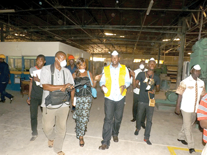 Ousséni Diawara, directeur technique de la SAP, a guidé la visite à l’intérieur de l’entreprise. (DR)