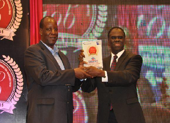 Ebomaf a été classée entreprise la plus dynamique du secteur du Btp au Burkina et en Afrique de l’Ouest. Mahamoudou Bonkoungou, Pdg du groupe, a reçu des mains du président Kafando la Palme du dynamisme au niveau régional. (Malagmame Koné)