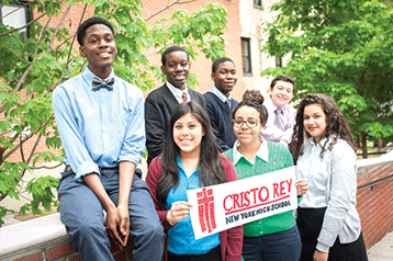 Un groupe d’élèves devant l’école privée Cristo Rey de New York. (Ph.: James Song)
