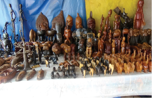 La boutique de Mohamed Abdoulaye est en manque de visiteurs; celui-ci est donc remonté contre le terrorisme en Afrique et la réticence des institutions financières à soutenir l’art burkinabè.