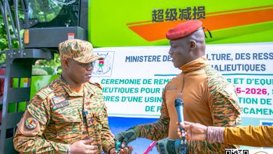 Le Président du Faso, Chef de l’État, le Capitaine Ibrahim TRAORÉ remettant les clés des engins au ministre d’État, ministre de l’Agriculture, des Ressources animales et halieutiques, le Commandant Ismaël SOMBIÉ